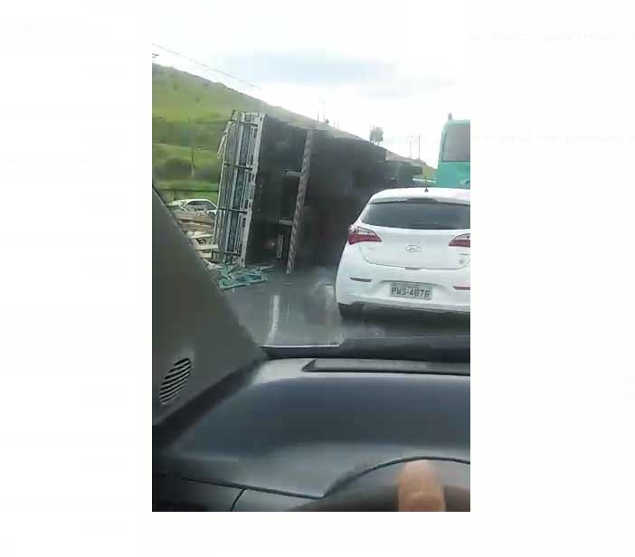 Caminhão tomba na JK e complica trânsito na Zona Norte Rádio FM Itatiaia