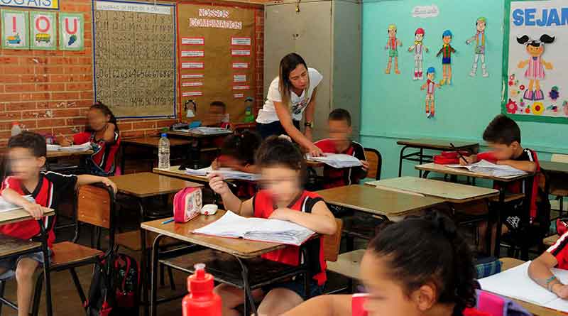 educacao-alunos-estudante-professora-escola-sala-de-aula