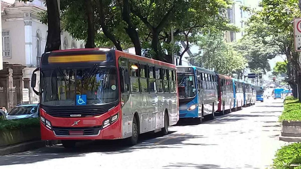 ônibus parados