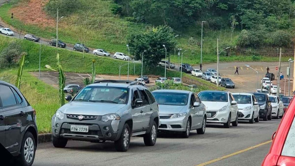 drive-thru-ufjf-vacinacao-idosos-tumulto