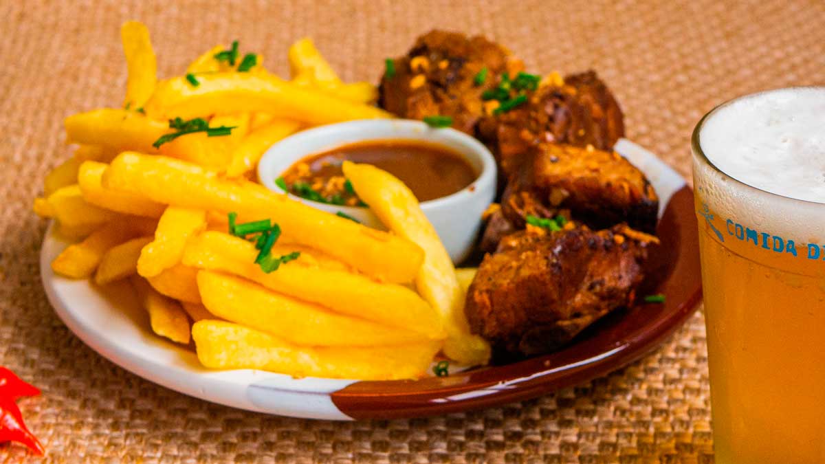 Fígado de boi acebolado, salada, batatas cozidas e fritas